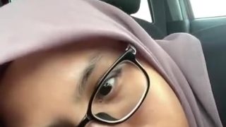 Hijab Cantik Sepong Dimobil